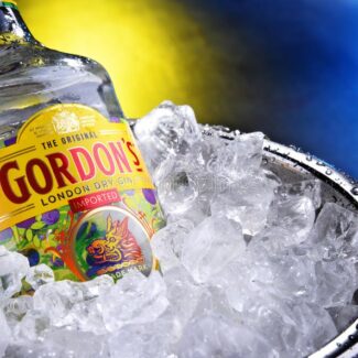 bottle-gordon-s-london-dry-gin-bucket-crushed-ice-poznan-pol-sep-bottle-gordon-s-london-dry-brand-world-s-158141064